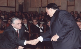 Ο πρωθυπουργός Λουκάς Παπαδήμος συγχαίρει τον Διον.Μουσμούτη κατά την βράβευσή του από την Ακαδημία Αθηνών (29/12/ 2011)